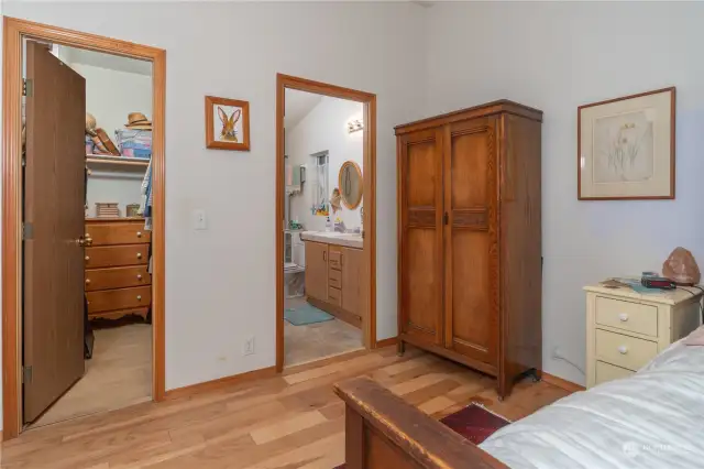 Primary suite w/ walk-in closet