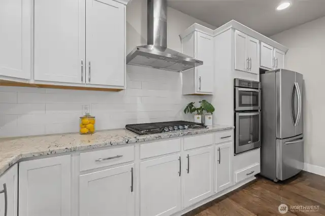 Sparkling clean gas cooktop with outbound venting