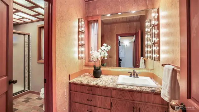 Adjacent guest 3/4 bath