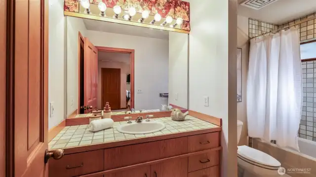 Full en-suite bath within the guest suite