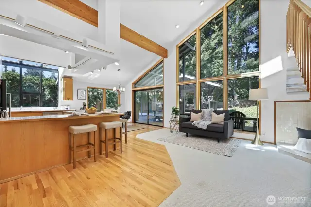 Those windows are showcasing the beauty outside and tons of natural light pouring in.