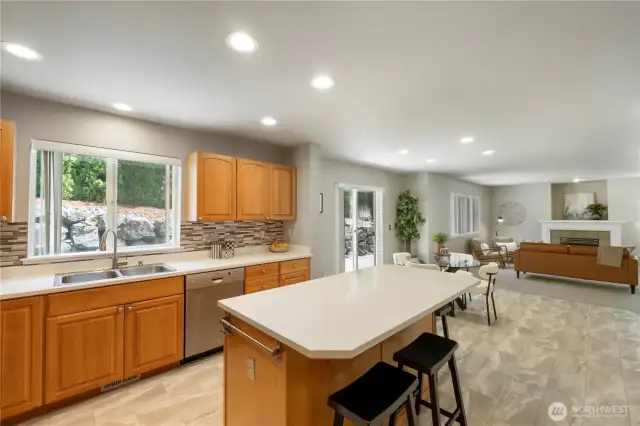 Open room concept to enjoy easy entertaining.