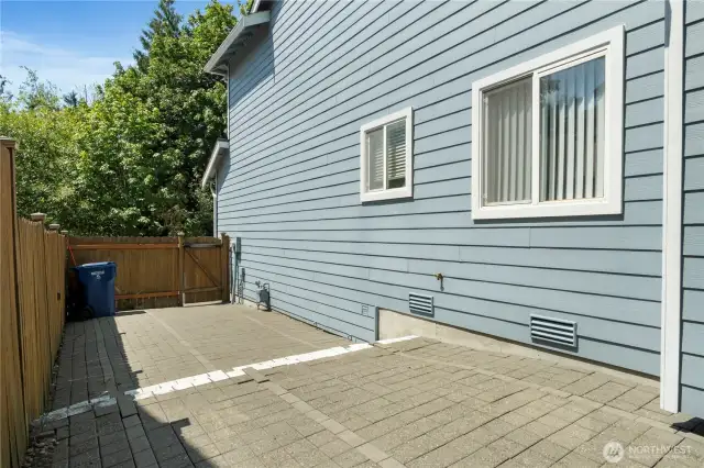 Easy access side yard w/ lots of space.