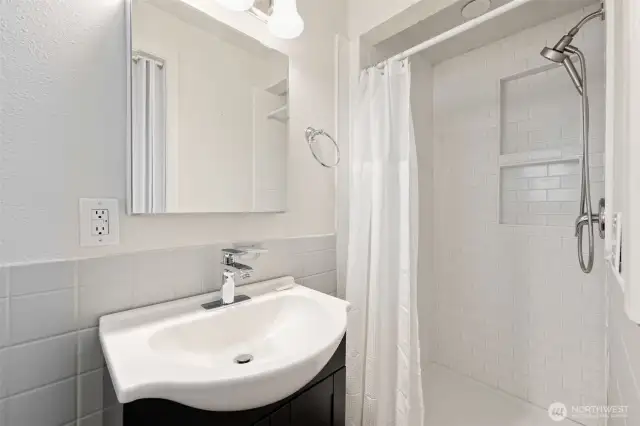 Upstairs guest bath