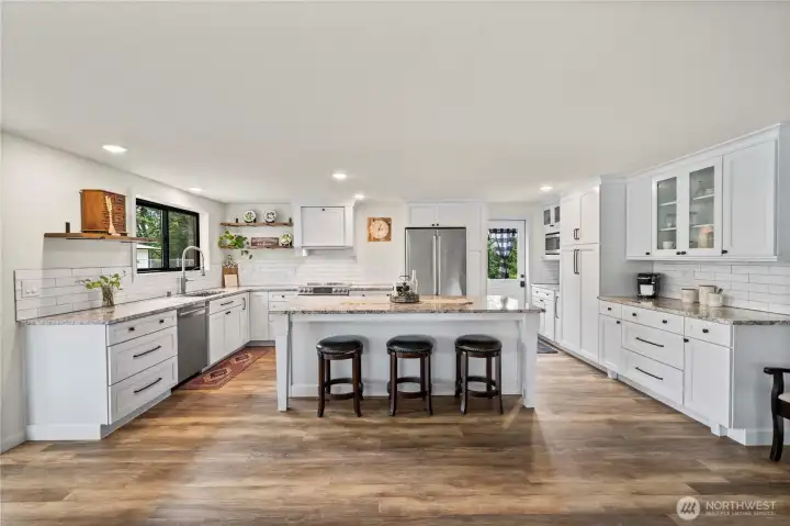 Stunning gourmet kitchen w/Custom cabinets, Granite countertops & SS appliances