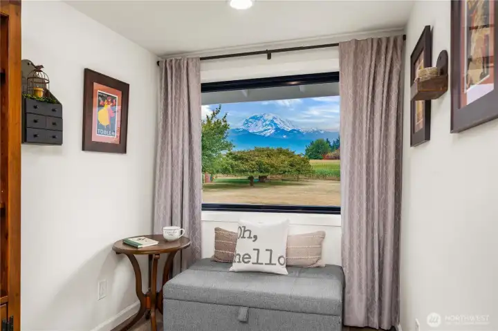 Office nook/reading area w/ gorgeous Rainier views!