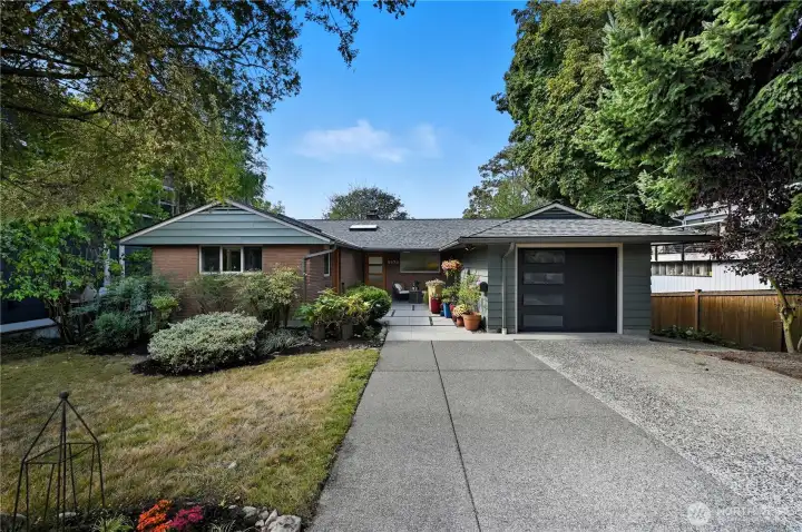 Level entry home with fully finished daylight basement and 1-car garage in a well-loved Seattle neighborhood.