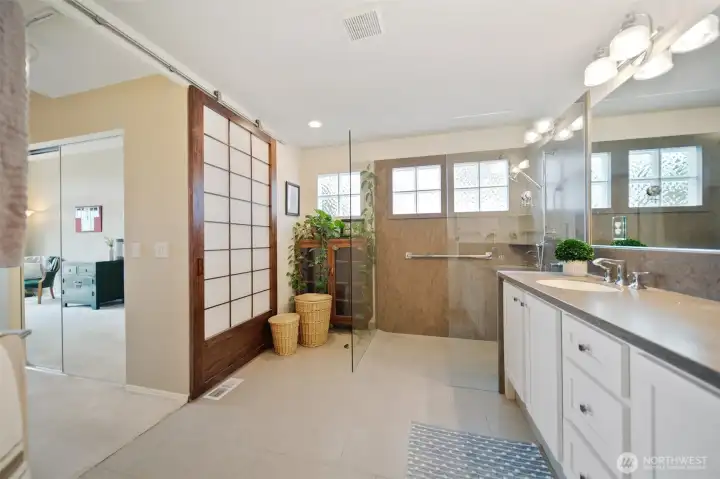 This bathroom is so luxurious!
