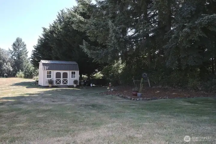 Garden shed, garden space, and provide well and suptice
