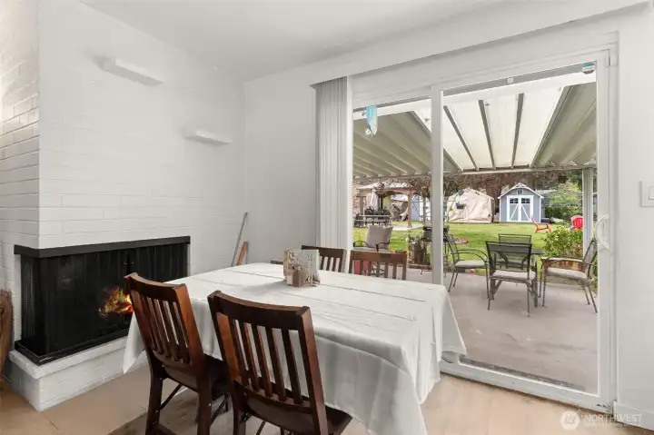 Seamless indoor/outdoor flow between eating space and covered patio