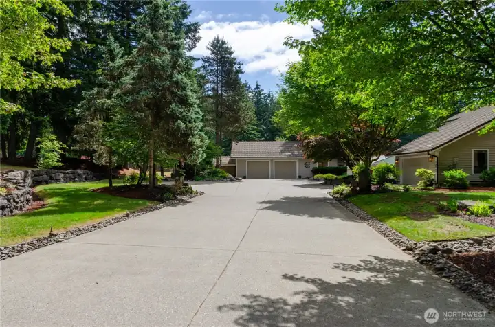 Impressive driveway showing the enormous amount of extra parking and the detached 2-car garage and adjacent huge shop Impressive driveway showing the enormous amount of extra parking and the detached 2-car garage and adjacent huge shop