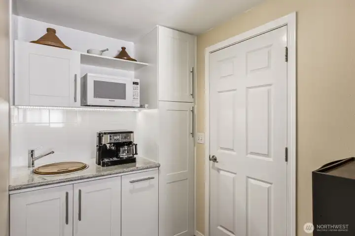 Butlers pantry has a prep sink Butlers pantry has a prep sink