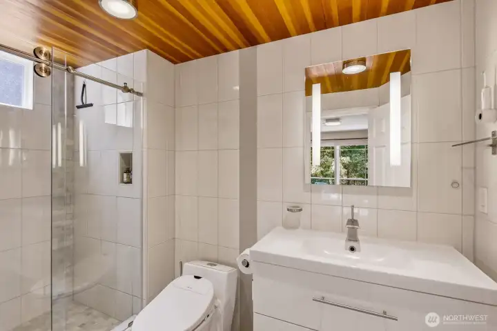 Primary en suite Bathroom with walk in shower Primary en suite Bathroom with walk in shower
