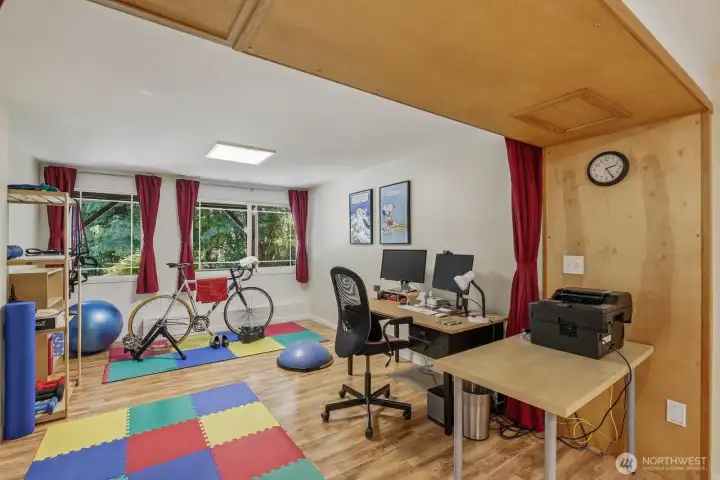 Huge bonus room downstairs set up as office Huge bonus room downstairs set up as office
