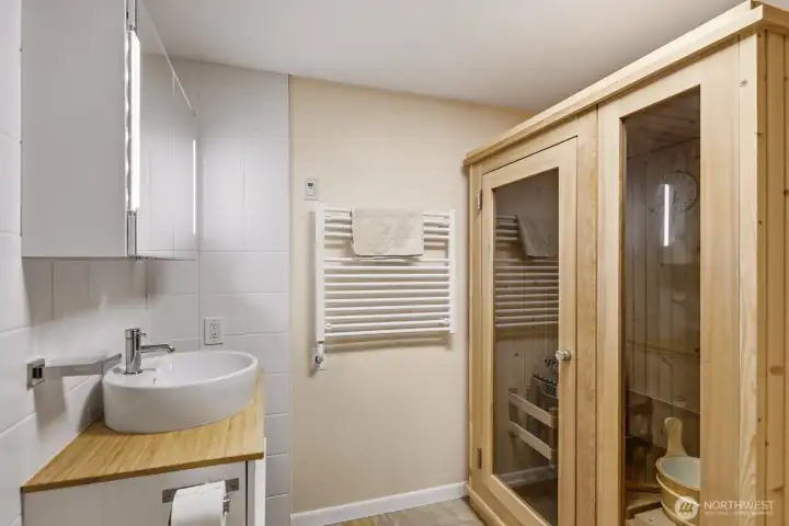 Lower bath equipped with sauna Lower bath equipped with sauna