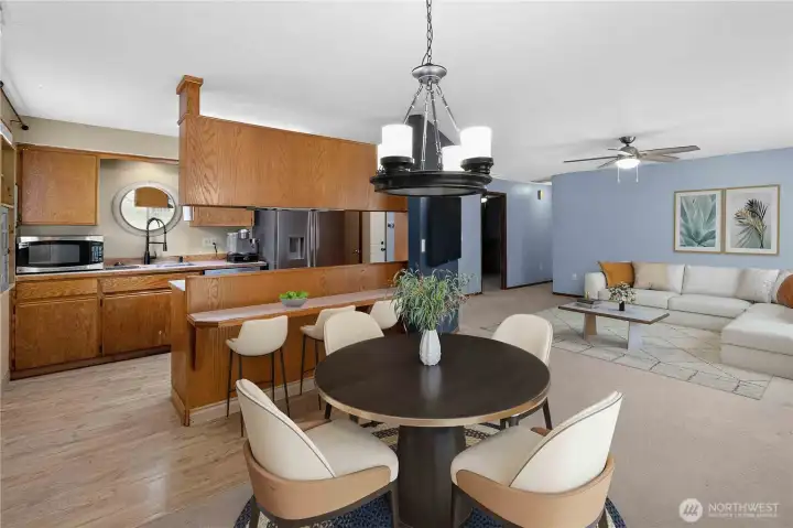 Virtually staged dining room