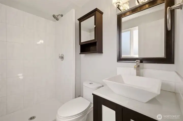 Primary bedroom bathroom