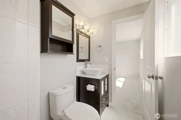 Primary bedroom bathroom