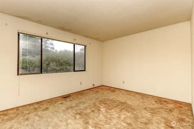 Spacious primary bedroom.