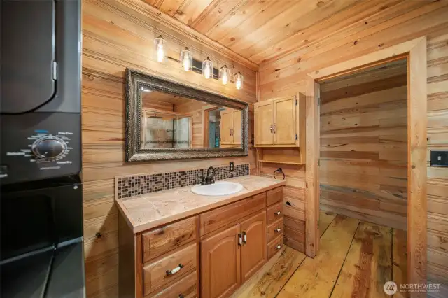 3/4 Bathroom, Utility/Laundry Room