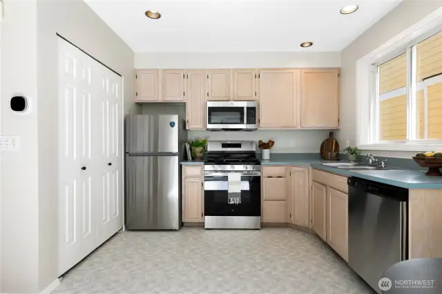 kicthen has brand new fridge, range and microwave