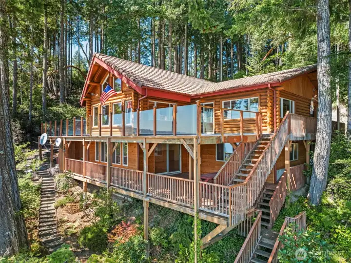 A log cabin with character. A view with no limits. Welcome home.