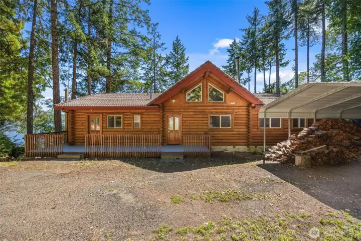 Life feels different when you’re surrounded by nature and water. Welcome home.