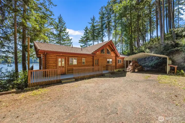 Life feels different when you’re surrounded by nature and water. Welcome home.