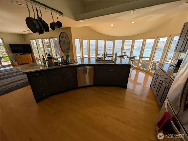 lots of windows with 180 degree views of Lake Chelan