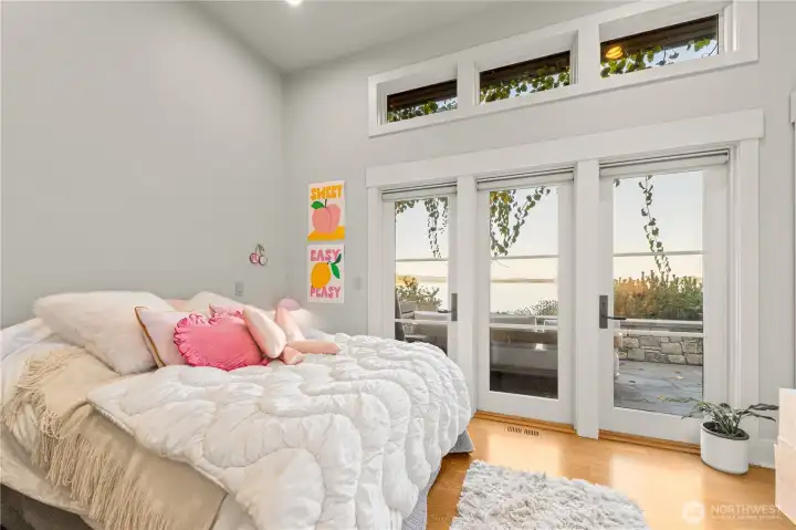 Guest bedroom 2, with bath