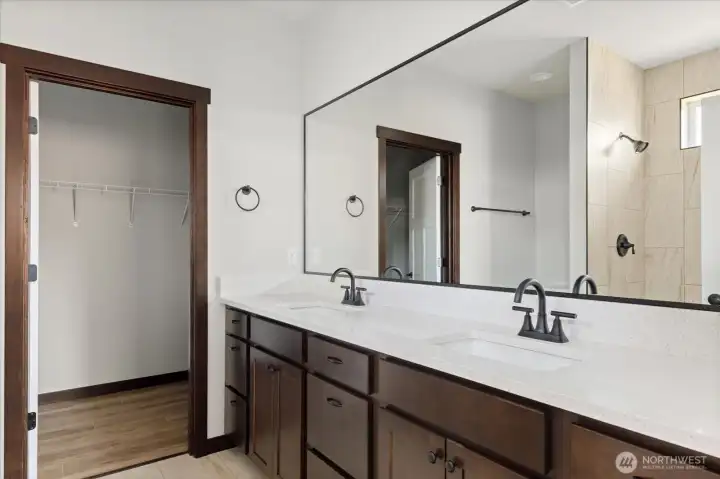 Photos of a similar house in the neighborhood