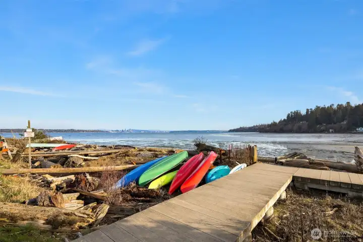 Stunning Seattle skyline views and public beach access - just a half mile walk.