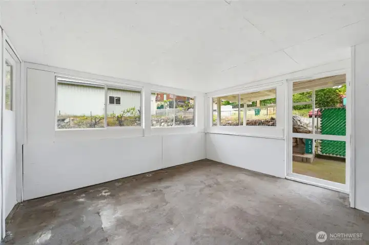 Large closed in screened patio