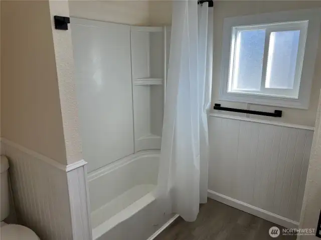 Tub/shower.