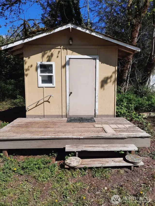 Cabin with deck