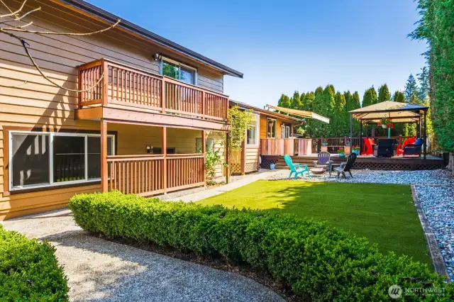 Back yard w/ artificial turf