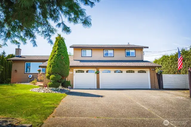 Front of home, 3 car garage w/ shop!
