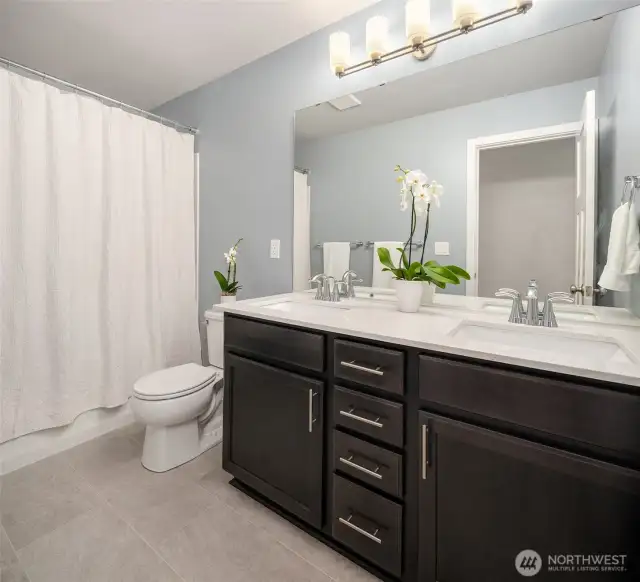Upstairs full bath.