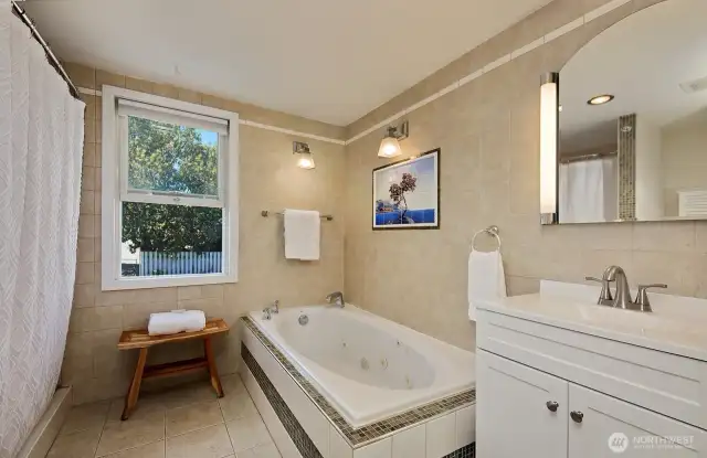 Primary Bathroom w/ jetted tub