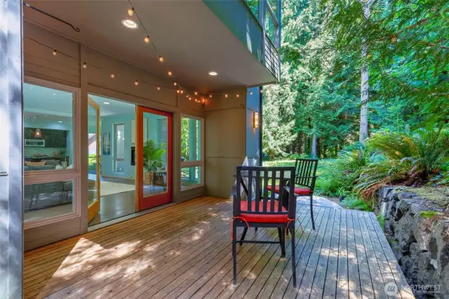 Peaceful side patio - perfect for outdoor dining & entertaining