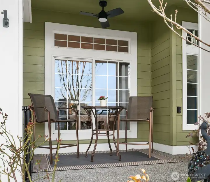 Quaint Covered Outdoor Living Space ~ South Facing w Views of Mt Rainier!