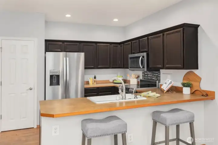 Kitchen w Breakfast Bar