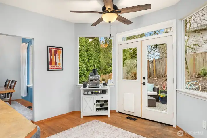 Gorgeous Sunfilled Room with Indoor Outdoor Living Spaces