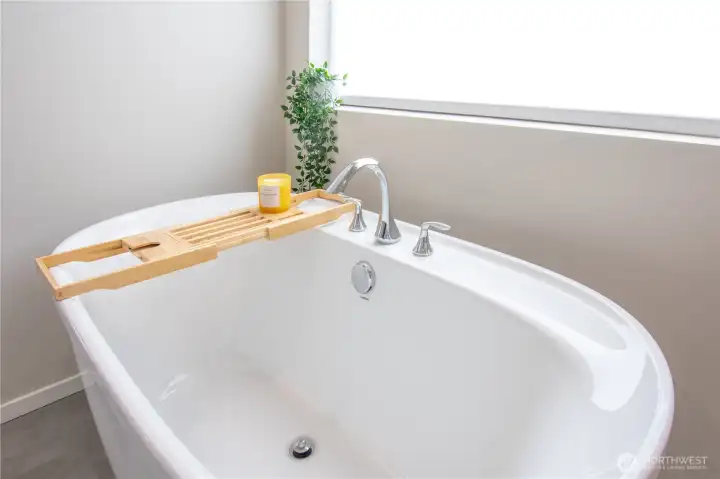 Primary bath soaker tub.