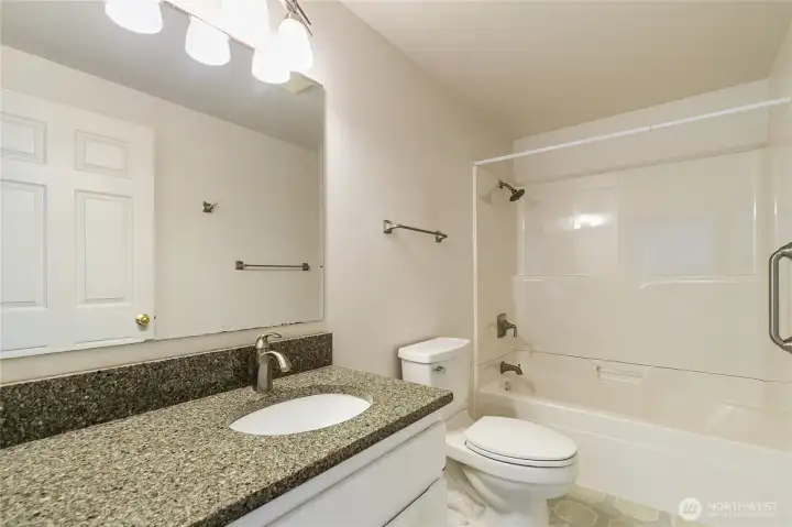 Full bath in the hallway.
