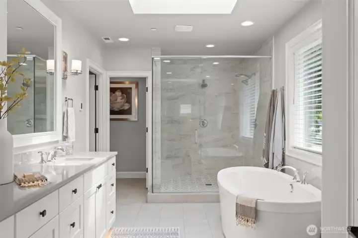 Freestanding soaking tub and framelass shower