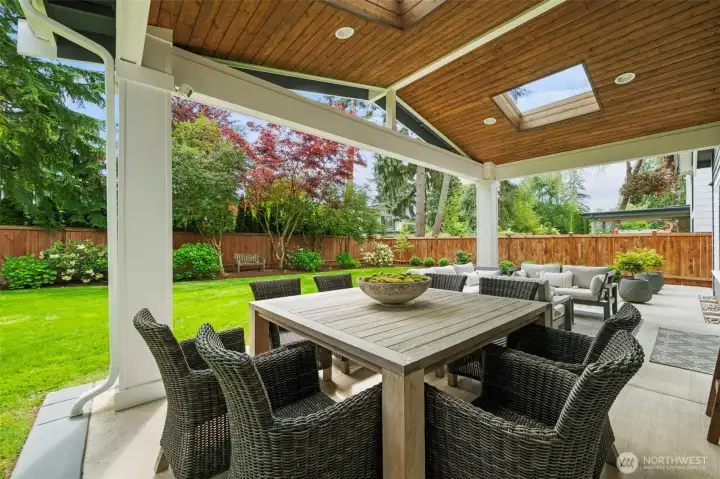 Indoor/Outdoor living at its best!