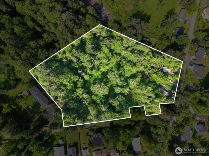 475-501 Larson St. Aerial overview highlighting the land, access, and surrounding area — property lines approximate 475-501 Larson St. Aerial overview highlighting the land, access, and surrounding area — property lines approximate