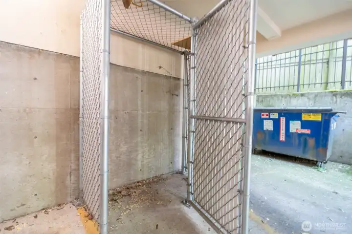 Storage locker Storage locker
