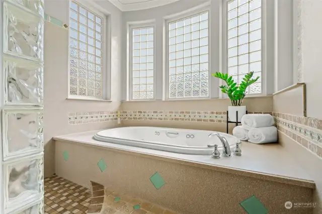 Soaking jetted tub in primary bath